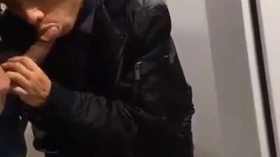 COMIENDO POLLA EN EL BAÑO PUBLICO - ThisVid.com