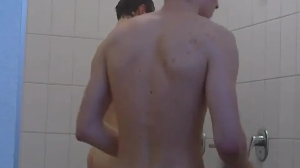 Company in the shower - ThisVid.com