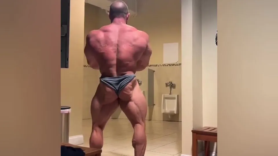 Competitive Nodybuilder bathroom. Flex update - ThisVid.com