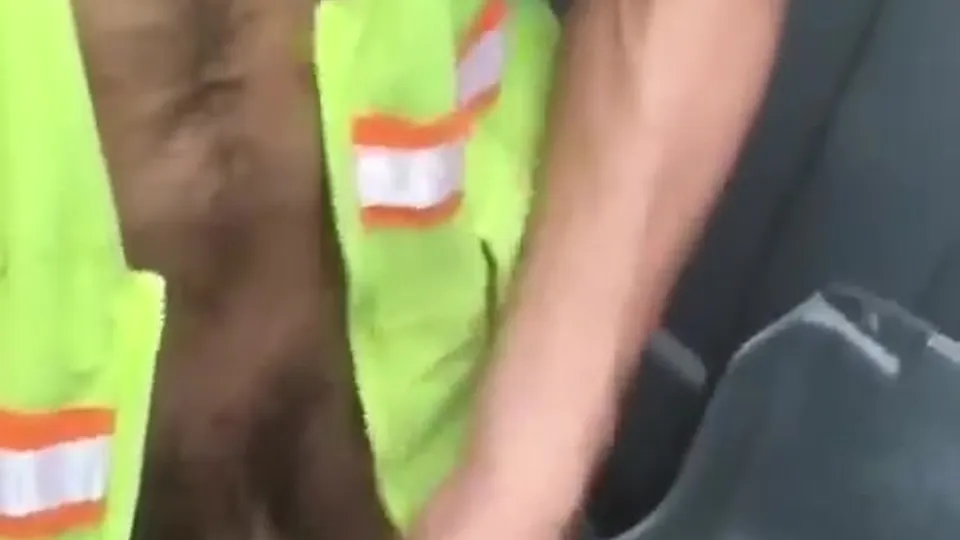 CONSTRUCTION LAD ON A PORTA POTTY - ThisVid.com