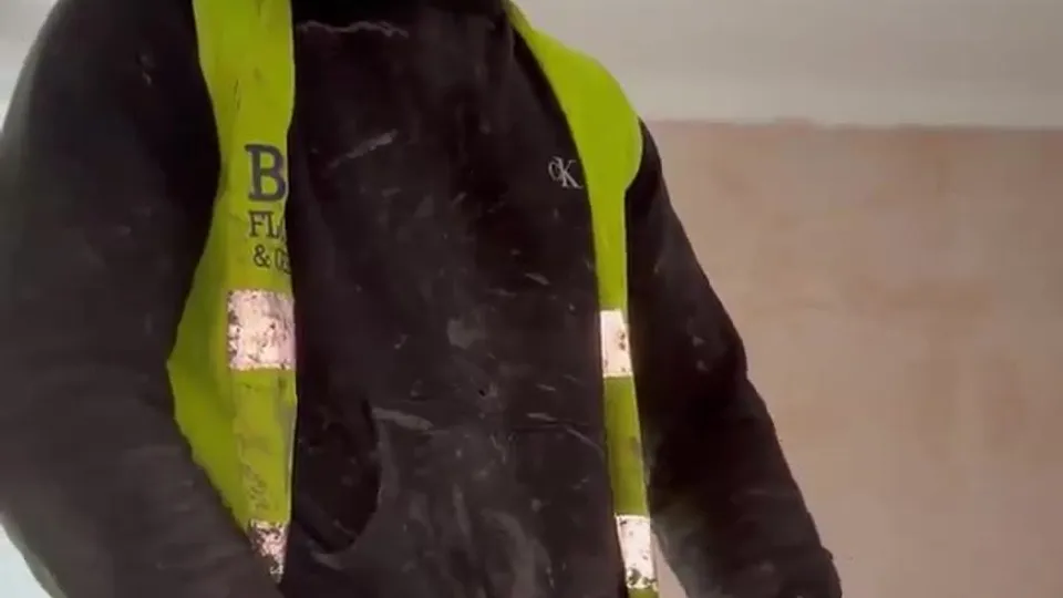Construction worker pissing in a cup - ThisVid.com