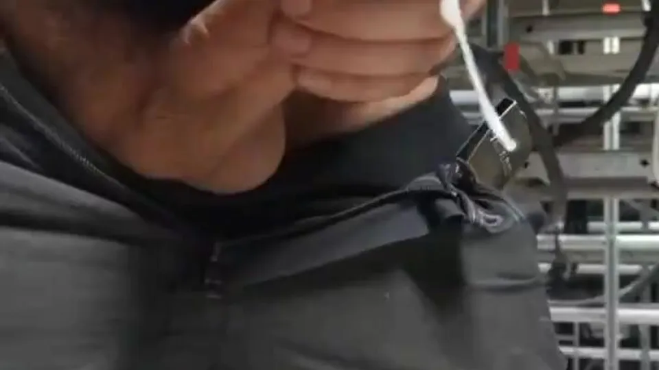 Contractor nuts big on the job - ThisVid.com