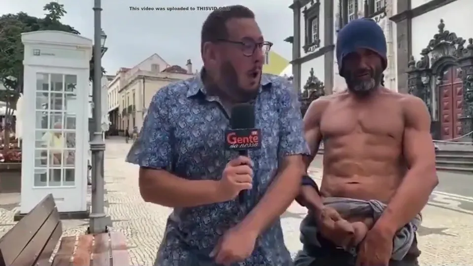 Coroa sarado botando o pau mole enorme pra fora - ThisVid.com