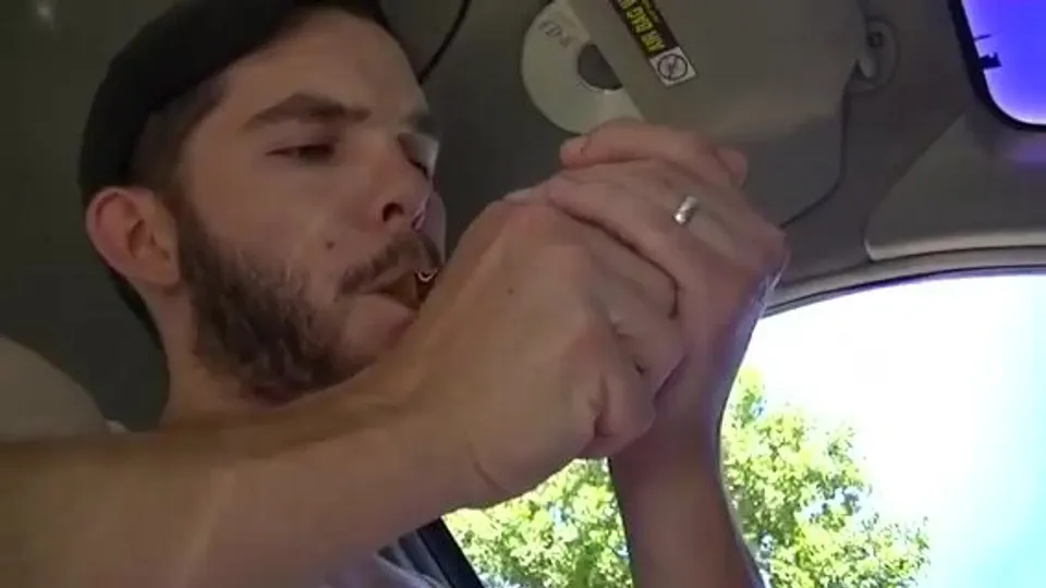COUNTRY GUY SMOKING A JR CIGAR - ThisVid.com