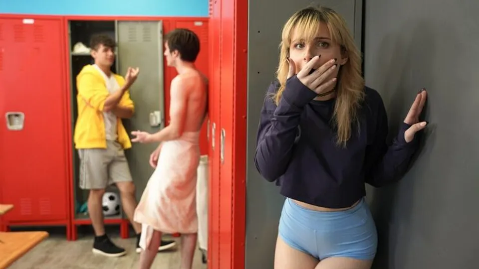 Crazy College GFs - Evie ChristianKai Jaxon - Locker Room Loads 