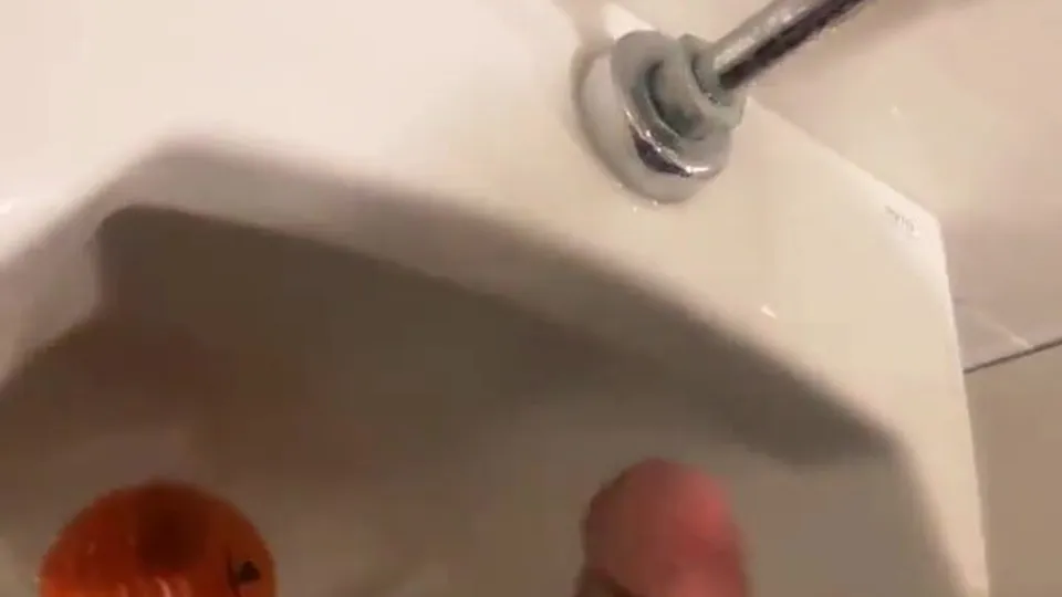Cruising at mall - ThisVid.com