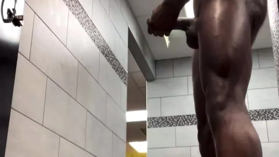 Cruising in gym locker room - ThisVid.com