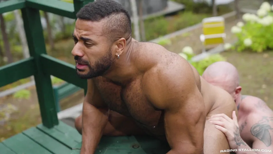 Crush Daddy & Jericho James: Bareback Beach Encounter