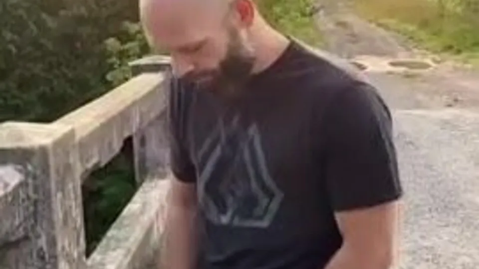 Cum on bridge - video 2 - ThisVid.com