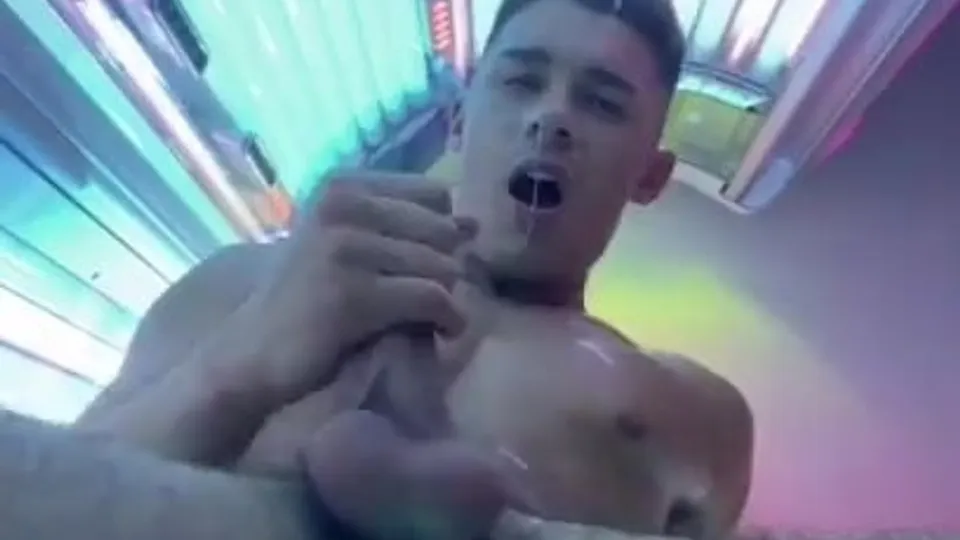 Cum on face in solarium - ThisVid.com