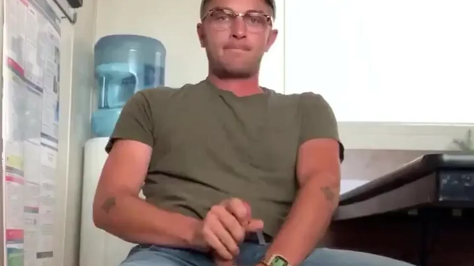 Cumming at work - video 8 - ThisVid.com