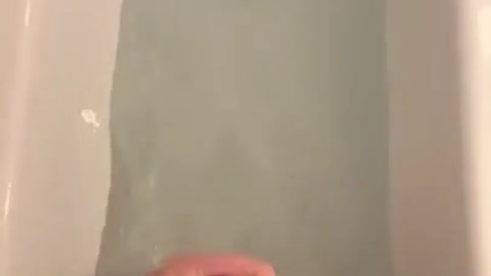 Cumming before leaving the bathtub