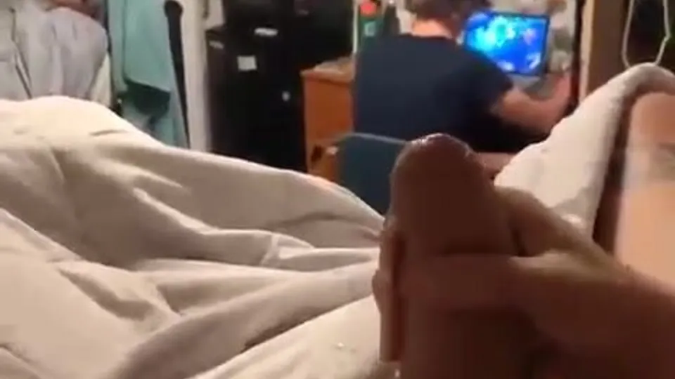 Cumming Behind Roomate - ThisVid.com