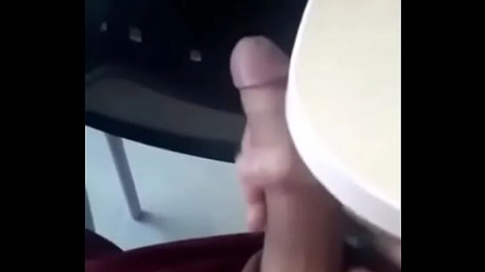 Alleinstehender Gay-Masturbation im Klassenzimmer