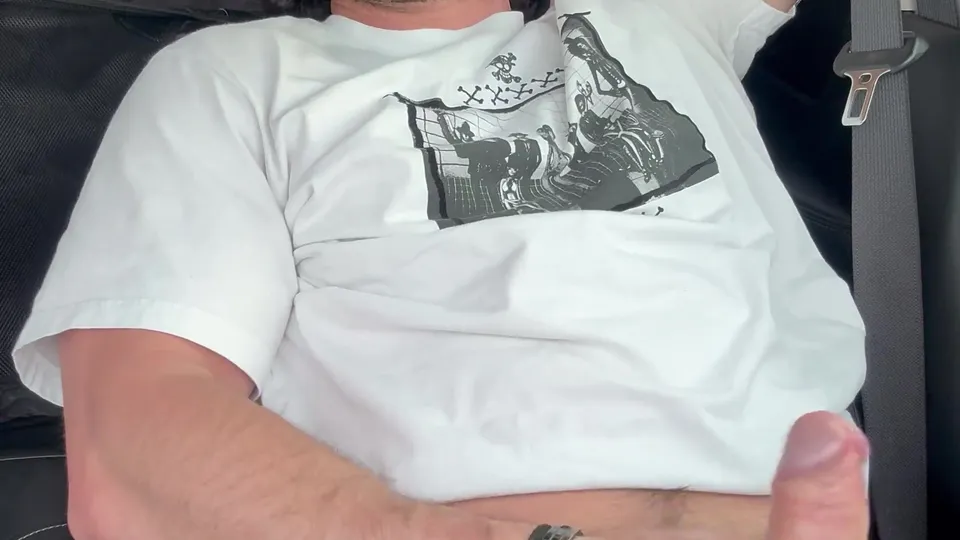 Cumming in the parking lot - ThisVid.com