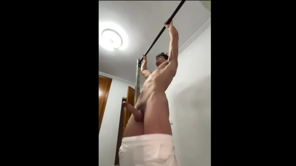 Cumming while doing pullups - ThisVid.com