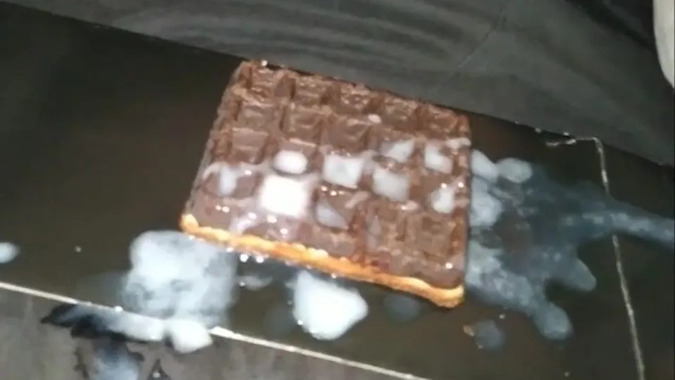 Ungarischer Bursche spritzt auf Go-Go