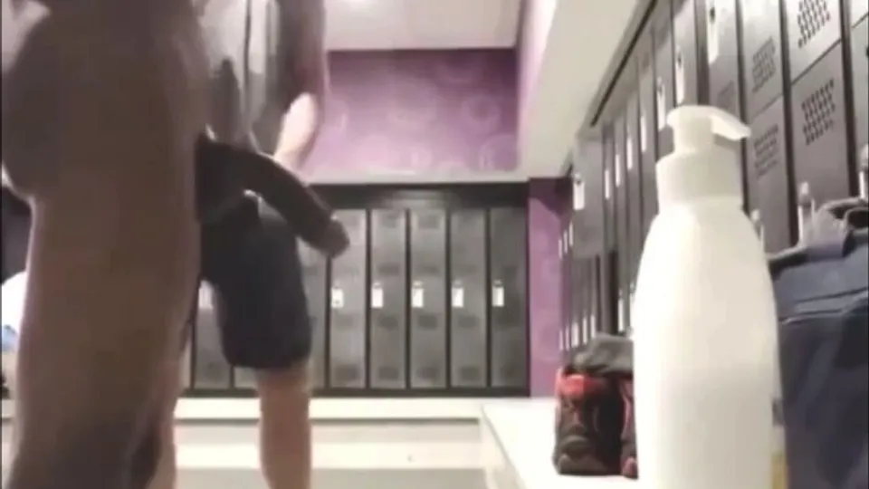 CURIOUS GUYS SHOW OFF HUGE DICKS AT THE GYM - ThisVid.com