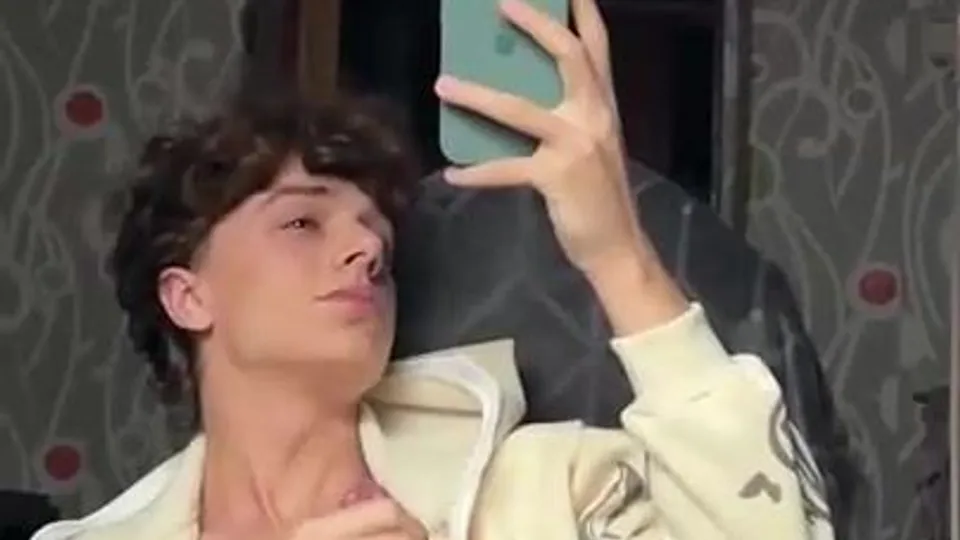 Curly haired tiktoker shoots a load in his hair