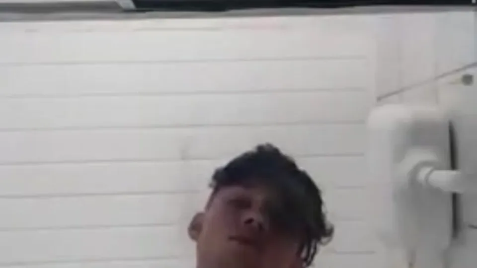 Ragazzo Carino Si Masturba il Cazzo Enorme, Sborra