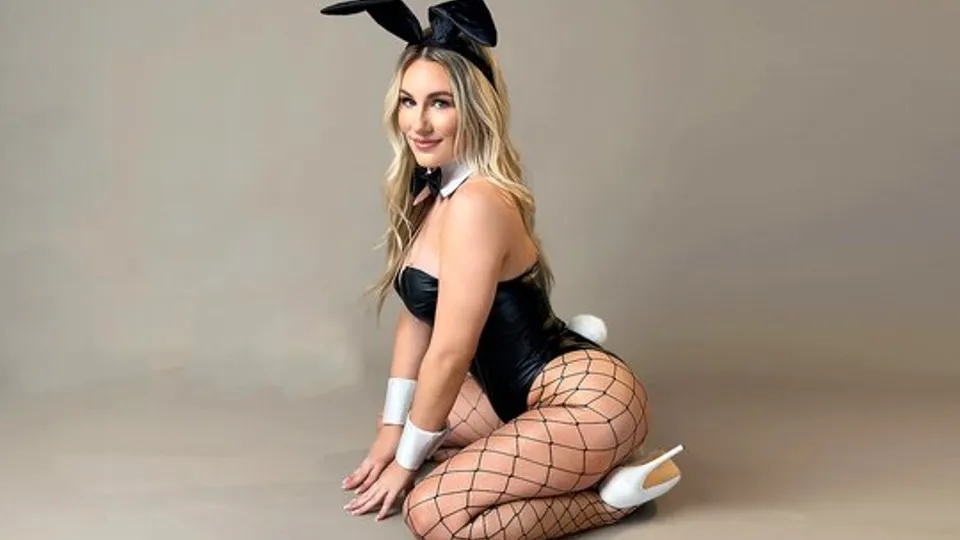 Cute blonde in a seductive body can have fun
