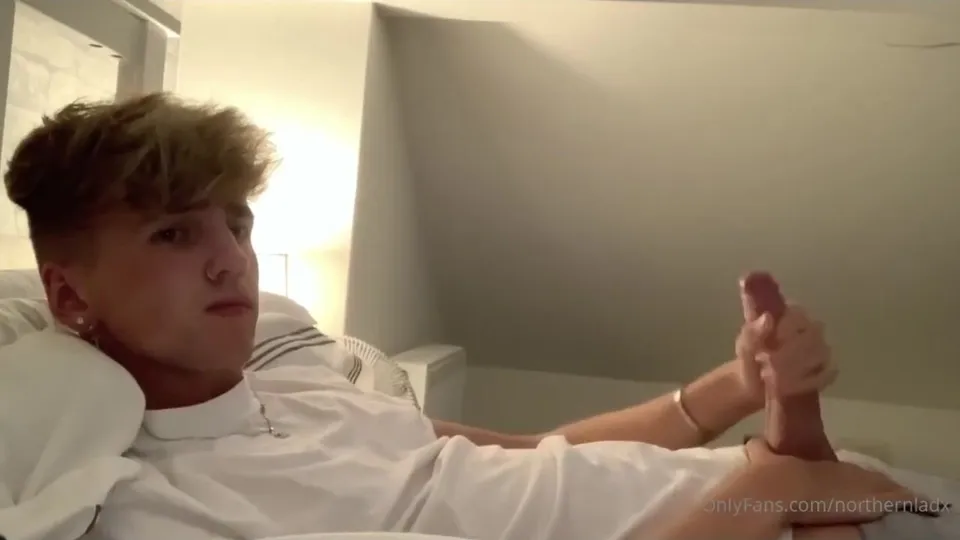 Cute blonde northernladx two hands baited on bed off