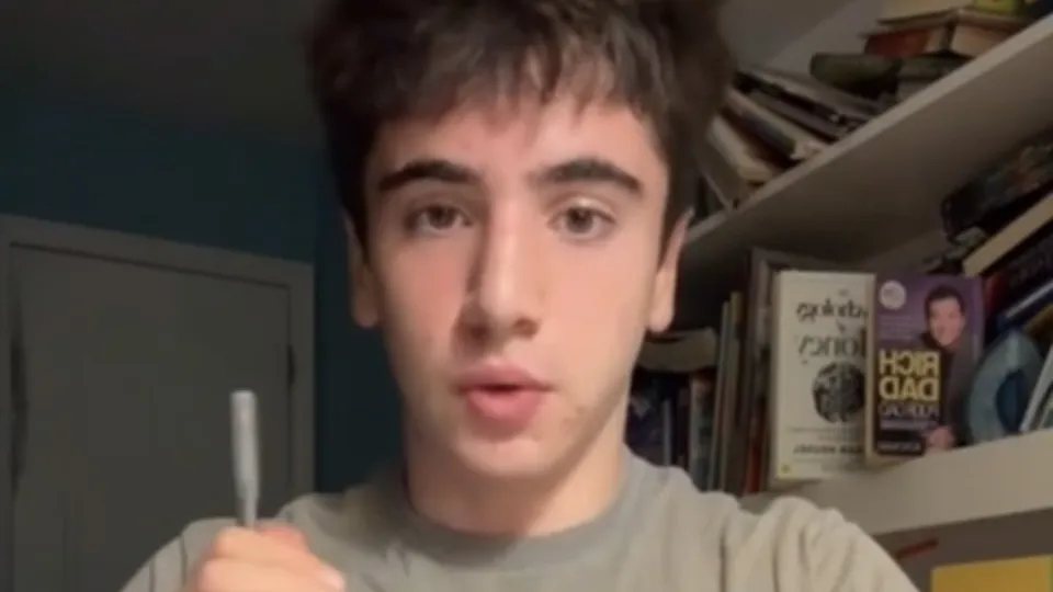 Garoto do TikTok Repete 'Gozando'