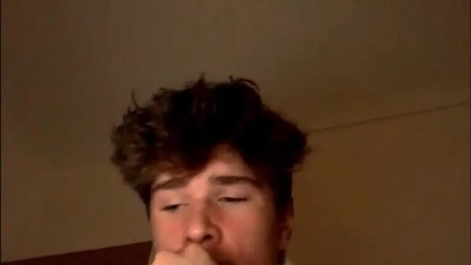 Cute British Guy. Wanking for a girl - ThisVid.com