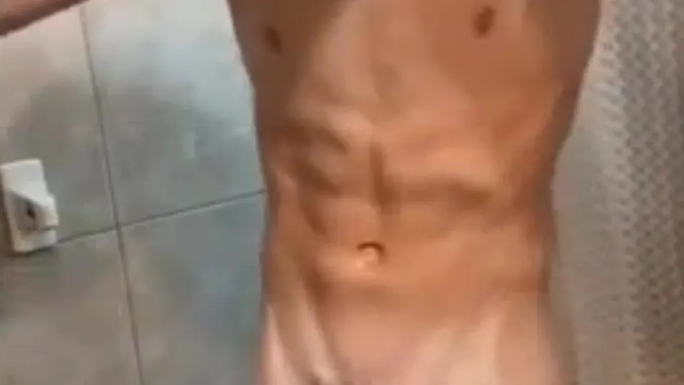 Masturbation en gros dans la salle de bain pour cette blonde mignonne