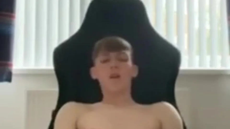 Cute ewan baited for fans off