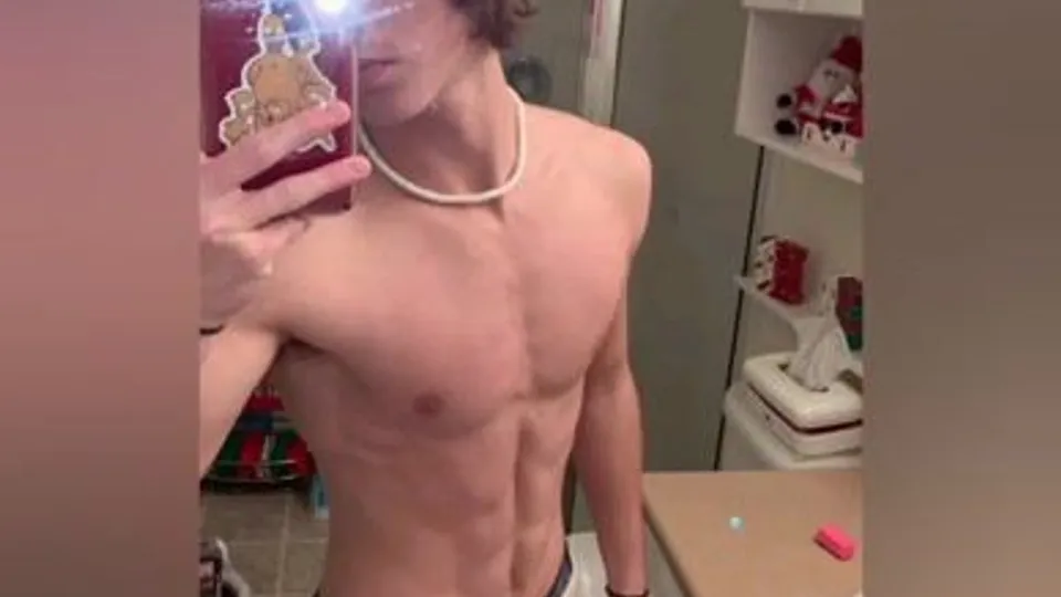 Cute fit american guy snapchating cumming bed bate