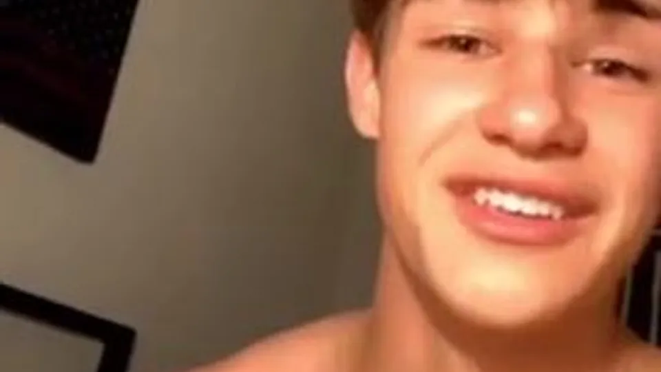 Cute fit college guy cumming bate clip