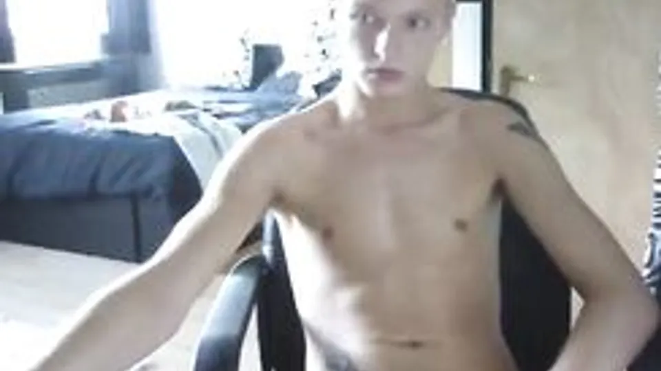 Gamer Twink Masturbates on Cam