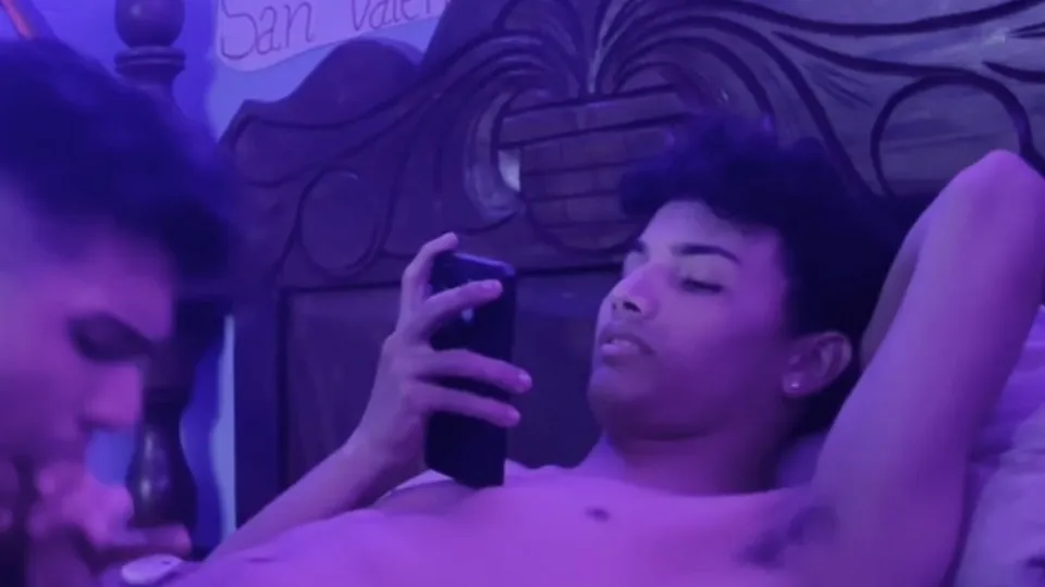 Cute Guy Gets Head While Watching Reels - ThisVid.com