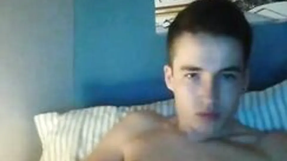 Cute guy jerks off on cam