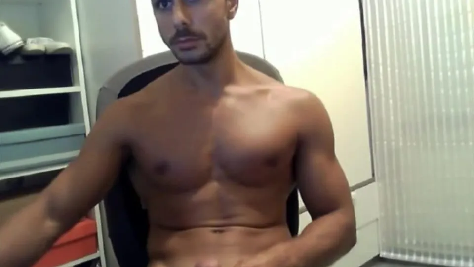 Cute guy makes his chest wet - ThisVid.com