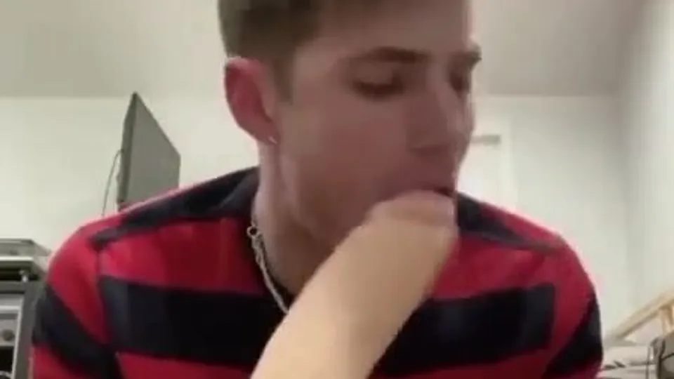 Cute guy worships dildo - ThisVid.com