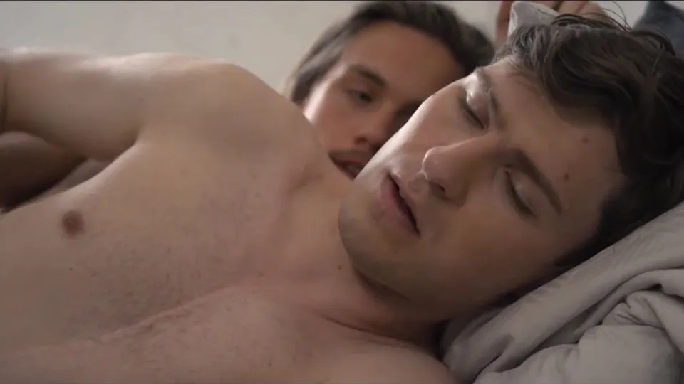 CUTE GUYS PLAY AROUND IN BED - ThisVid.com