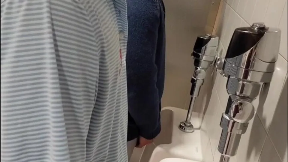 Cute Nerdy Guy at Urinal - ThisVid.com