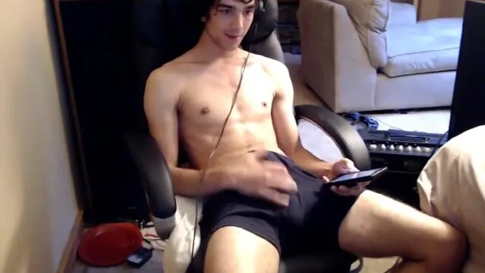 Cute nerdy guy jerking off live - ThisVid.com