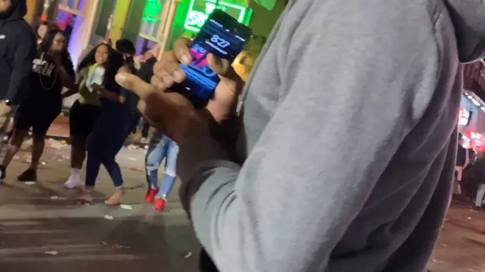 Chavalito atractivo y delgado coqueteando con la cámara