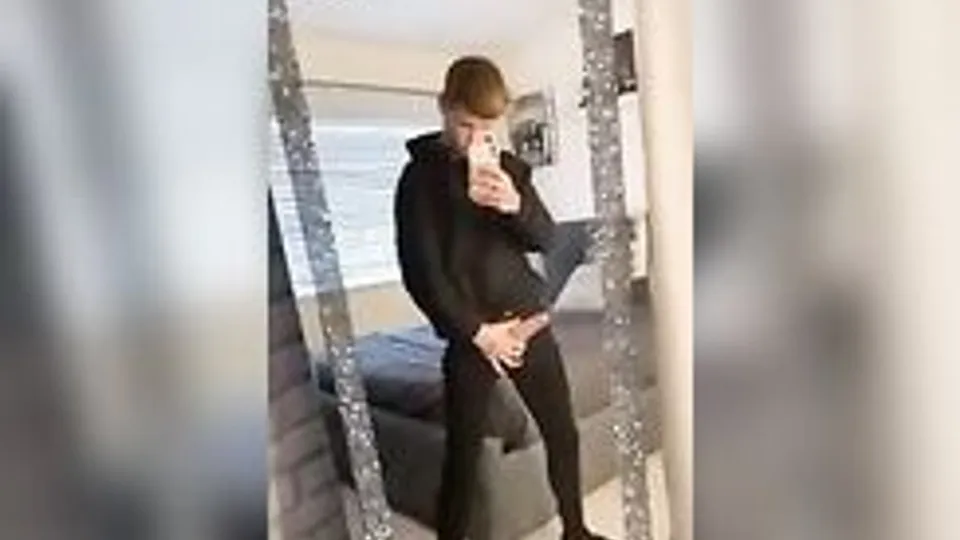 cute tatto guy wank in front the mirrow