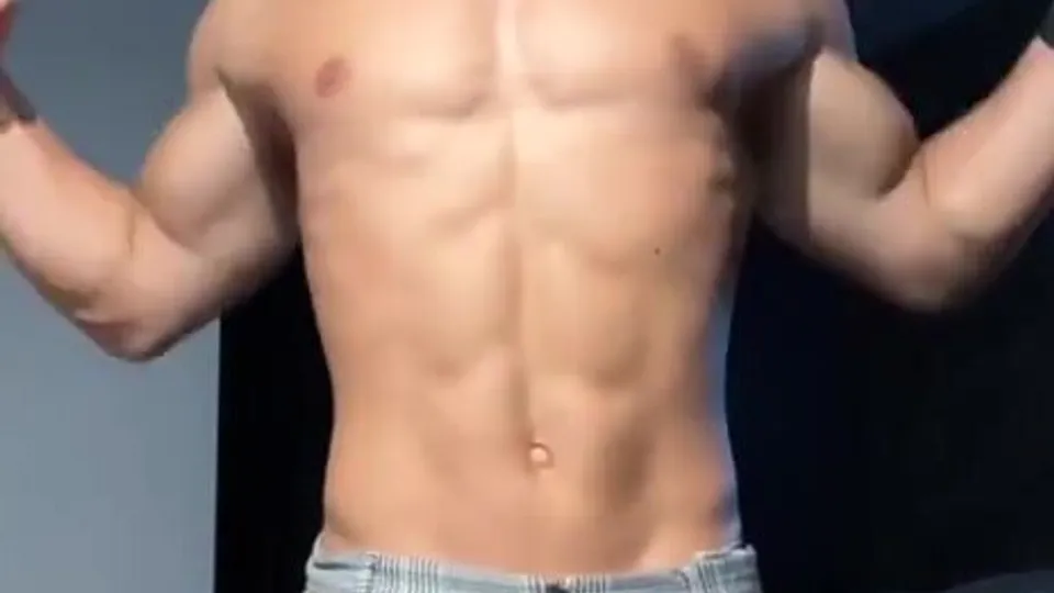 Cute teen bodybuilder shows off - ThisVid.com