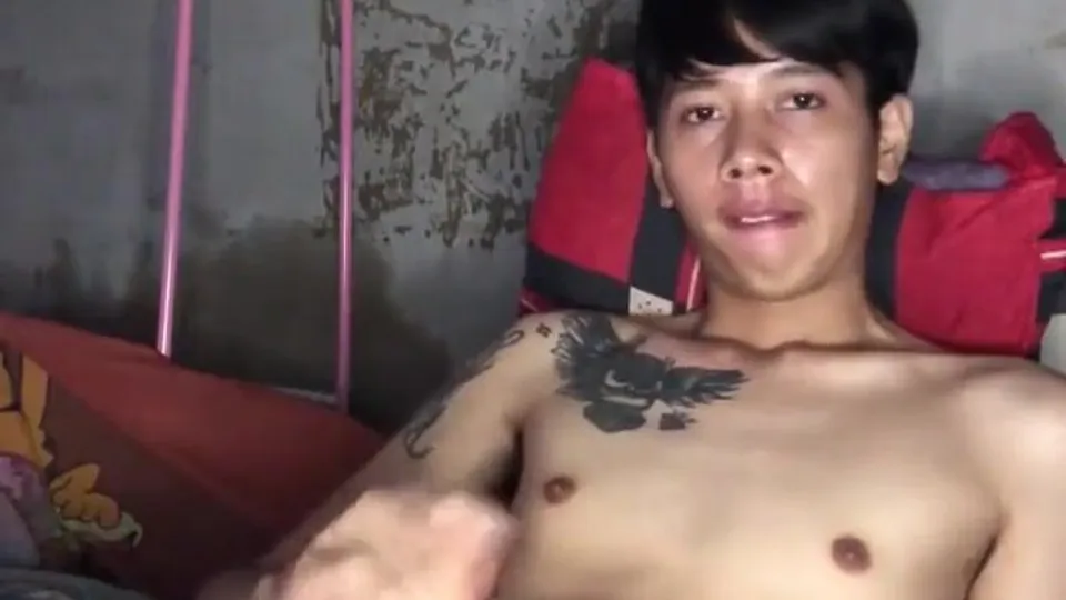 Cute thaï boy jerking cum