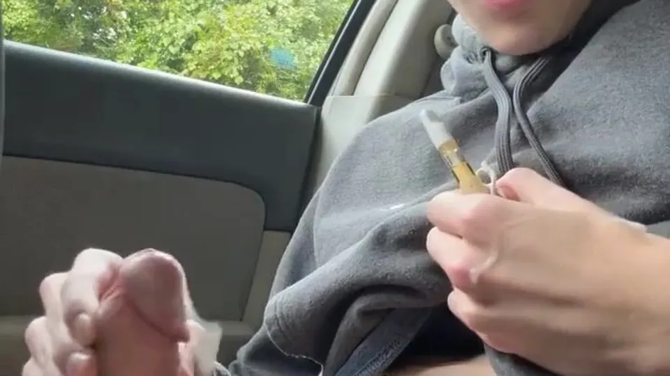 Cute Twink-Handjob in the car