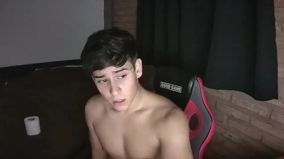Cute twink jerking off live