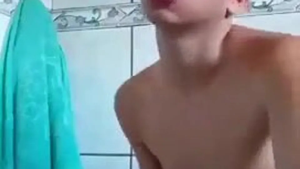 Cute twink loves a wank