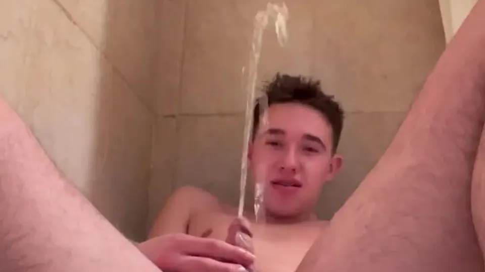 Cute twink taking in his bath - ThisVid.com