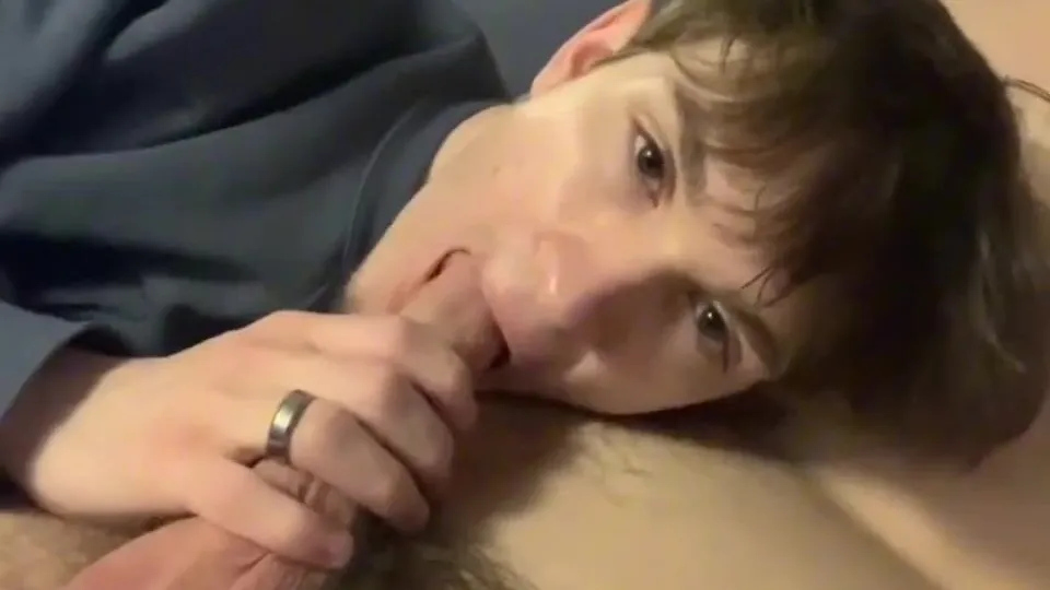 Cute,horny twink sucks boyfriend