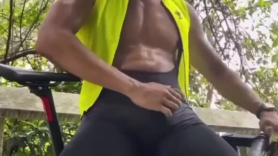 Cyclist Bulge - video 2 - ThisVid.com en anglais